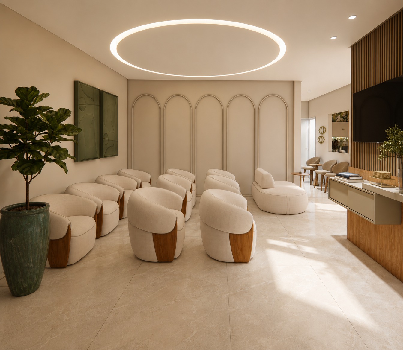 Sala de espera com poltronas creme, parede de arcos e plantas